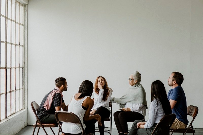 Diferencia entre duelo y depresión: proveer espacios seguros donde las personas puedan hablar abiertamente sobre sus sentimientos y experiencias sin miedo al juicio es esencial para la recuperación.