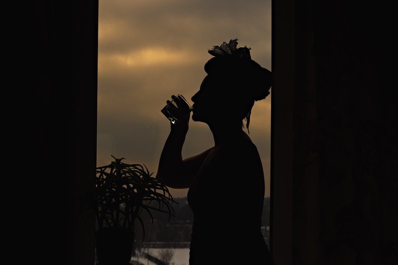 La adicción al alcohol tiene un profundo impacto negativo en las relaciones personales y familiares.