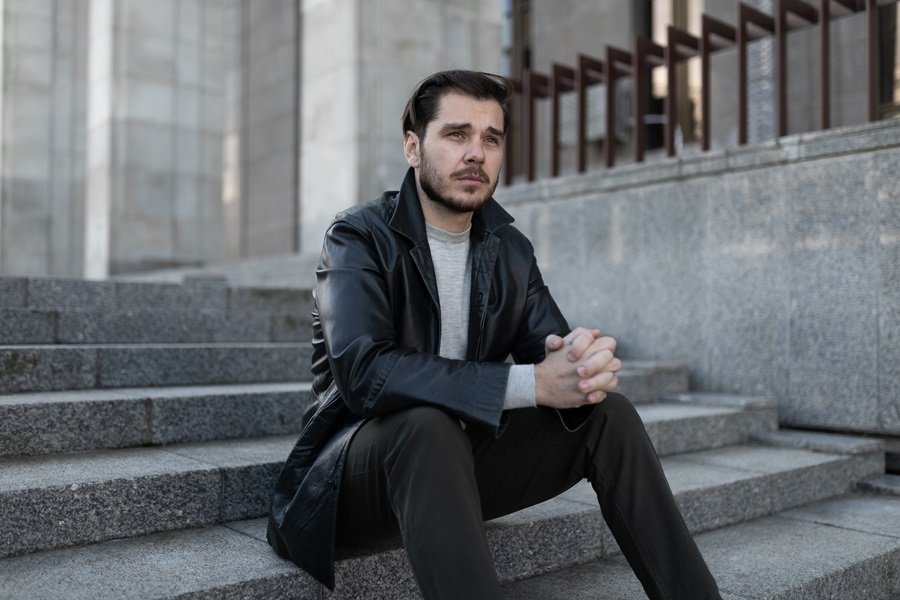 Las heridas emocionales pueden generar patrones disfuncionales en las relaciones personales.