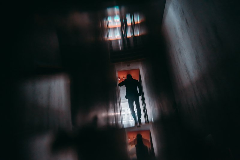 La adicción al alcohol o alcoholismo es una enfermedad crónica caracterizada por la incapacidad de controlar el consumo de alcohol a pesar de sus consecuencias negativas.