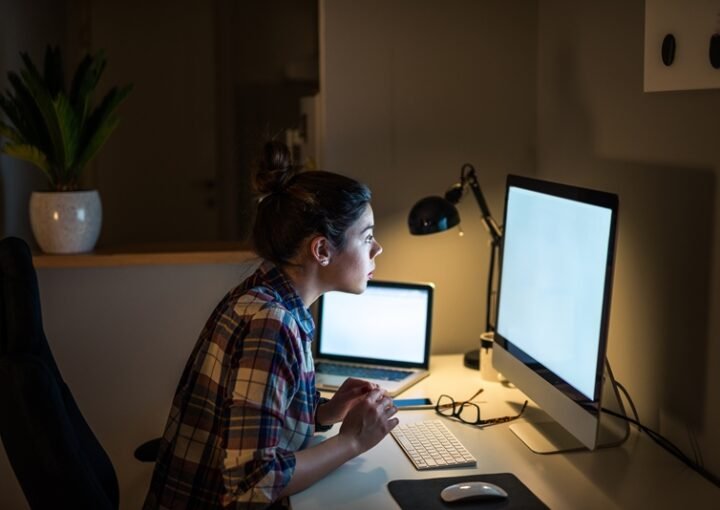 La adicción al trabajo se caracteriza por una compulsión incontrolable por trabajar, ya que la persona siente culpa o ansiedad si no está permanentemente ocupada.