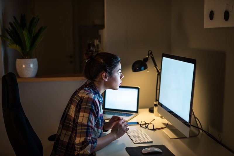 La adicción al trabajo se caracteriza por una compulsión incontrolable por trabajar, ya que la persona siente culpa o ansiedad si no está permanentemente ocupada.
