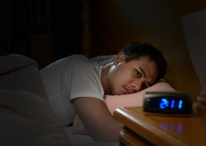 Estrés y falta de sueño: cuando una persona está estresada, su cuerpo produce cortisol, una hormona que impide que el cuerpo y la mente se relajen.