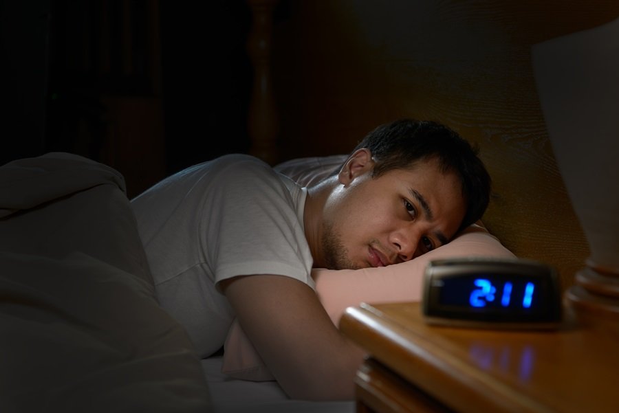 Estrés y falta de sueño: cuando una persona está estresada, su cuerpo produce cortisol, una hormona que impide que el cuerpo y la mente se relajen.